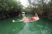 flottant dans la rivière paresseuse